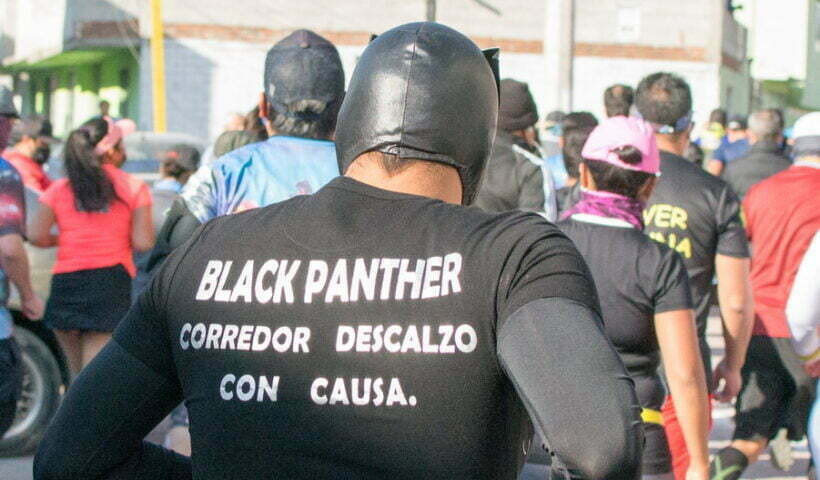 black panther corredor descalzo