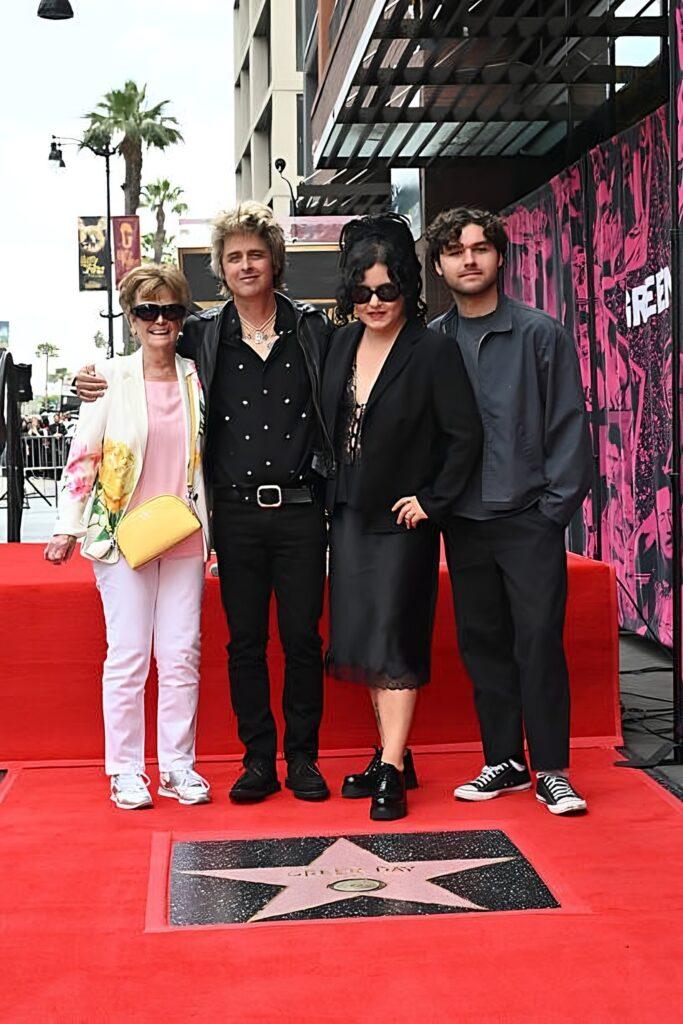 Green Day Estrella en Paseo de la Fama: Un Legado de Punk-Rock Incorruptible 2 409d1842 aa43 4b4d 82b7 32b1cd92357f-