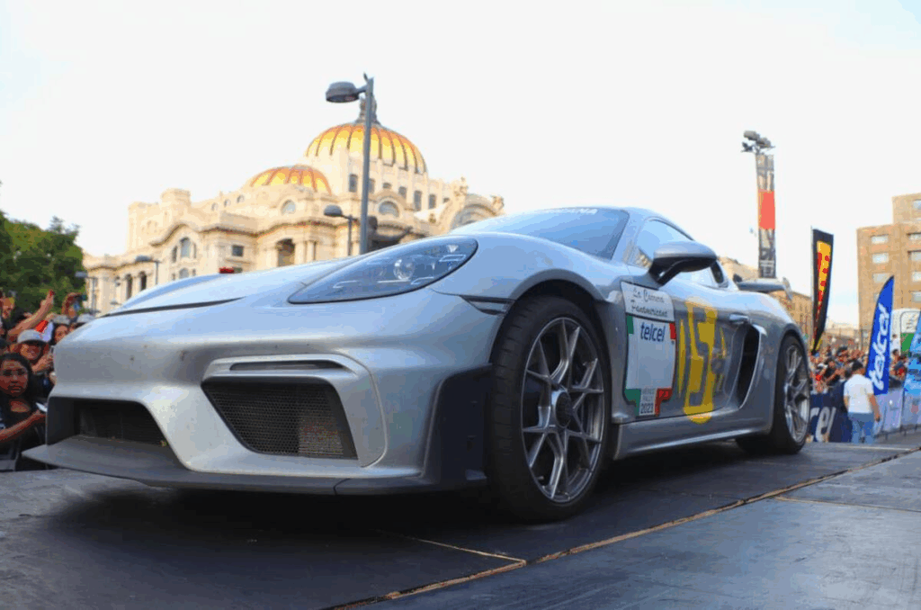 Gael García Bernal y Timo Bernhard en la Carrera Panamericana 2025