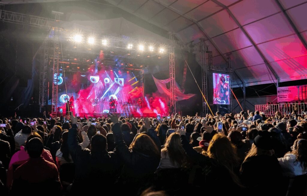 Aleks Syntek emociona al Teatro del Pueblo