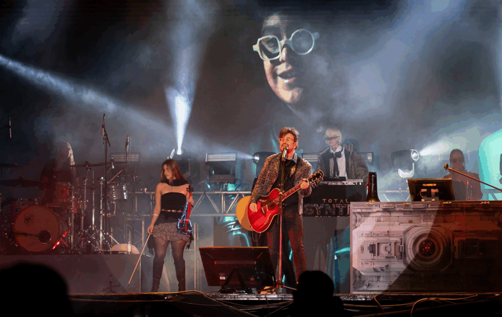 Aleks Syntek emociona al Teatro del Pueblo