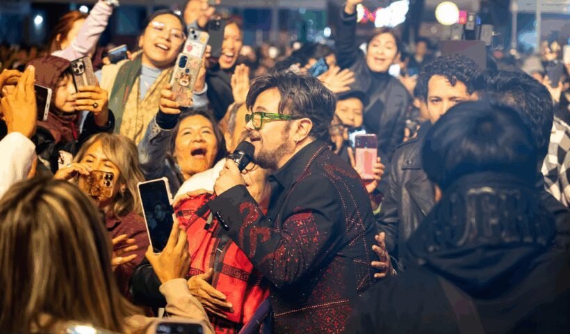🎤✨ Aleks Syntek emociona al Teatro del Pueblo en una noche llena de energía, pop y nostalgia durante la Feria de Tlaxcala 2025. Miles de asistentes corearon éxitos como “Duele el amor” y “Te soñé”, creando un ambiente mágico e inolvidable. 💫🎶 ¡Una presentación que quedará en la memoria de todos los tlaxcaltecas! ❤️ #FeriaDeTlaxcala2025