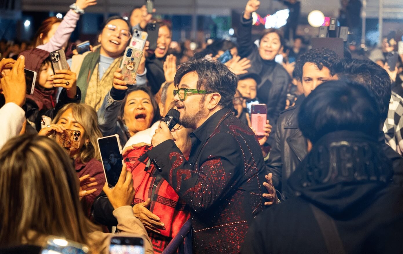 🎤✨ Aleks Syntek emociona al Teatro del Pueblo en una noche llena de energía, pop y nostalgia durante la Feria de Tlaxcala 2025. Miles de asistentes corearon éxitos como “Duele el amor” y “Te soñé”, creando un ambiente mágico e inolvidable. 💫🎶 ¡Una presentación que quedará en la memoria de todos los tlaxcaltecas! ❤️ #FeriaDeTlaxcala2025