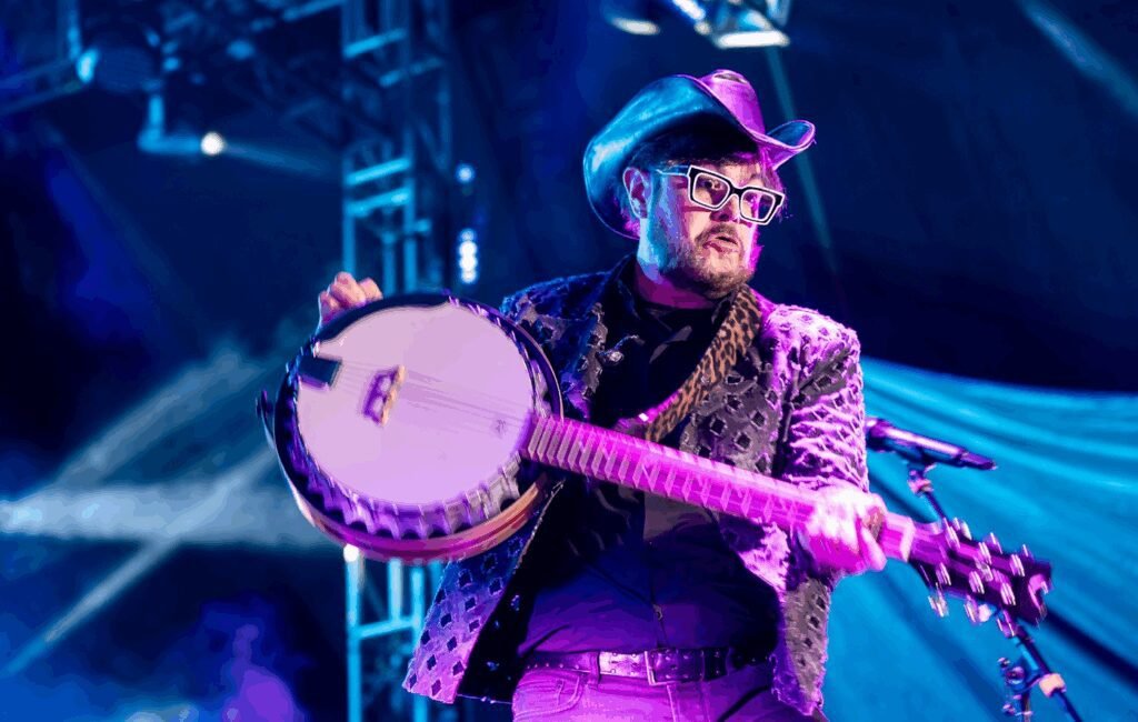 Aleks Syntek emociona al Teatro del Pueblo